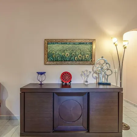 Апартаменты V-house 2 *